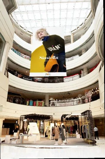 中庭尺度与高位品牌画面