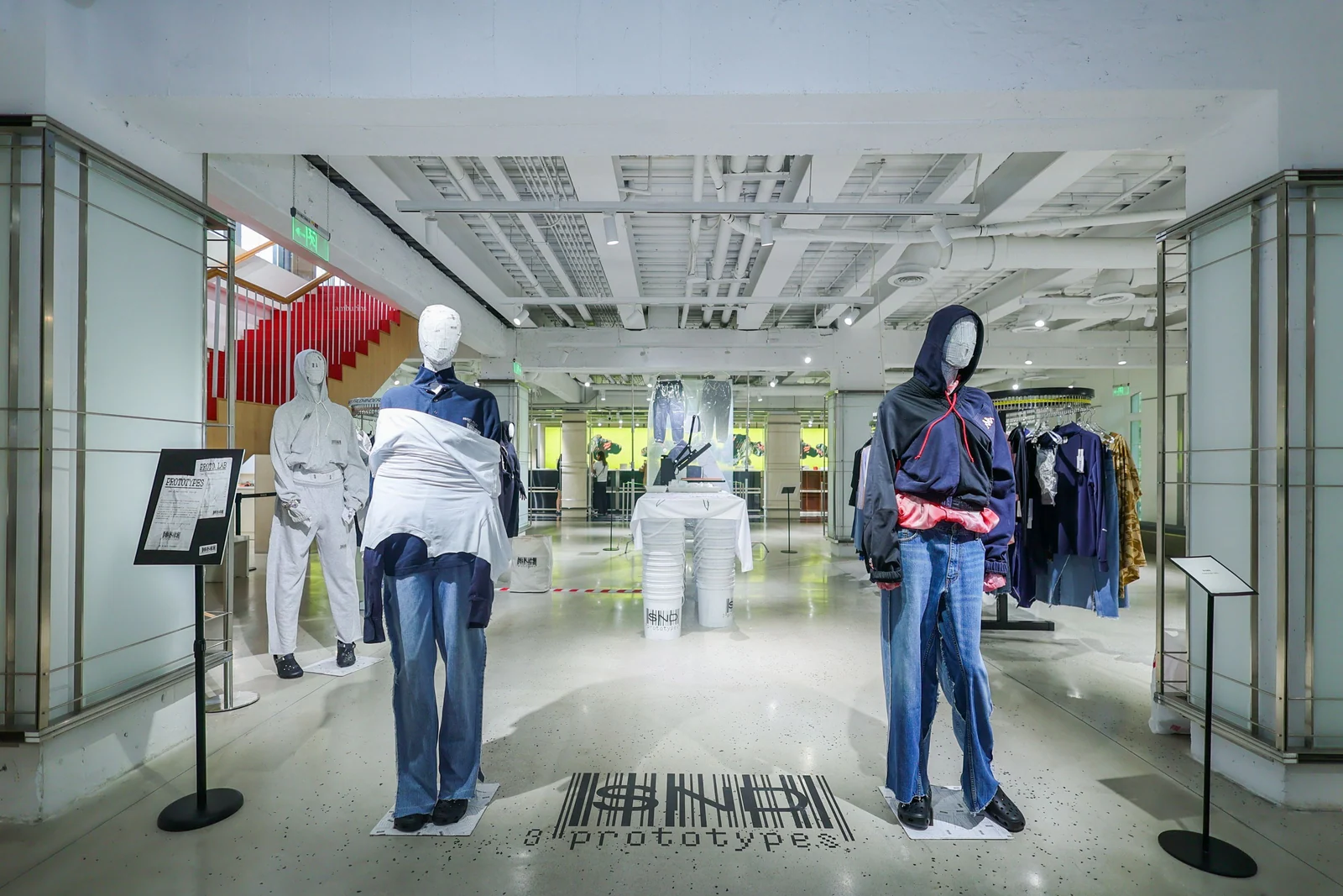 门店活动现场 · 从入口视线到主题陈列