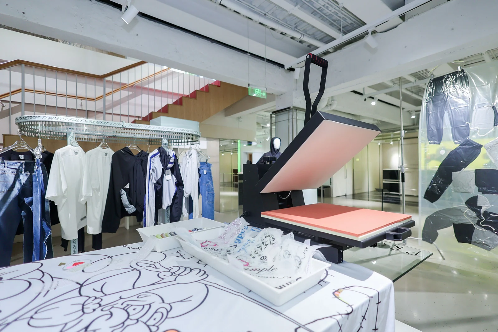 互动台、展示物料与现场设备